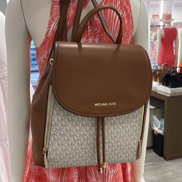 Michael Kors Backpack Bag Phoebe Medium Flap Drawstring Backpack 
Vanilla 
NWT - Picture 2 of 16